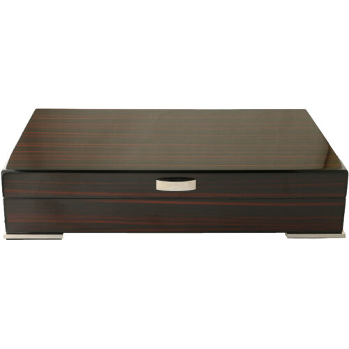 Chique houten humidor met chrome voet voor het bewaren van longfiller sigaren.